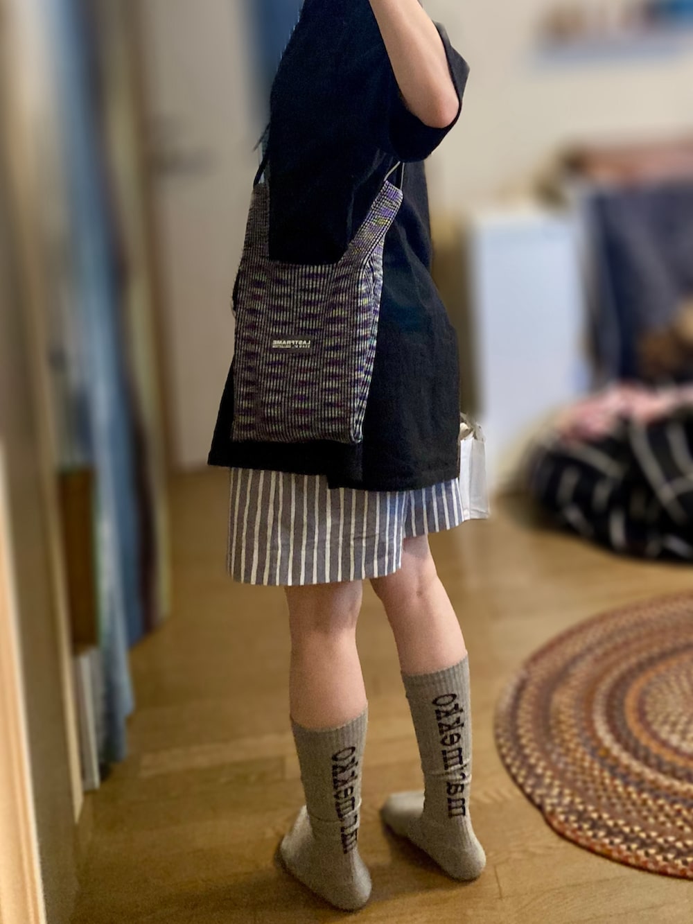 「カジュアル、カジュアルコーデ、夏コーデ、ハイソックス、Tシャツ、ショートパンツ、ストライプパンツ、グレー、モノトーンコーデ、暑い」｜「DHOLICのサイドスリットビッグシルエットTシャツワンピース（ワンピース、ブラック系）」を使った、ゆさん（レディース・165cm）の夏コーディネートの2枚目の写真