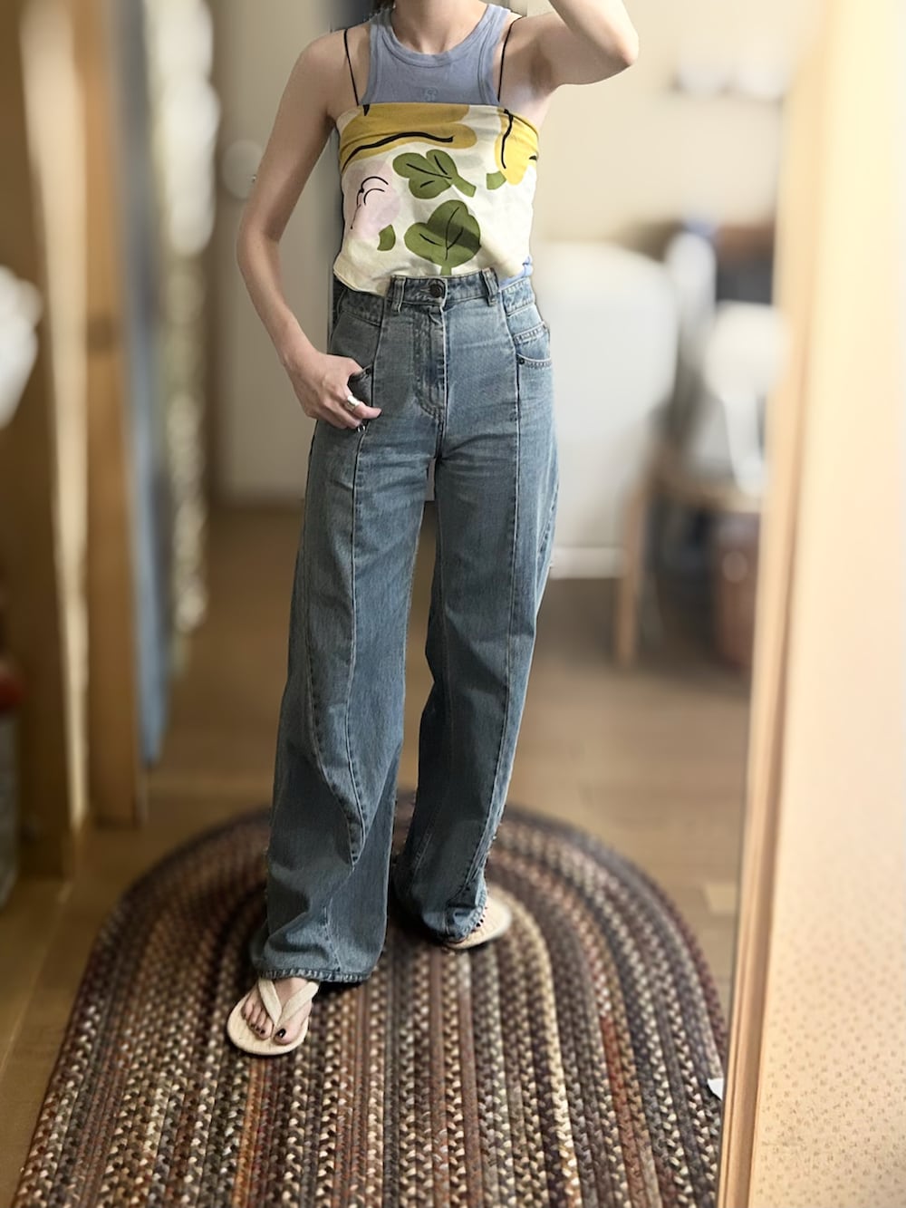 ブルー系のタンクトップ、イエロー系のシャツ/ブラウス、ブルー系のデニムパンツを着用したレディースの夏コーディネートの2枚目の写真