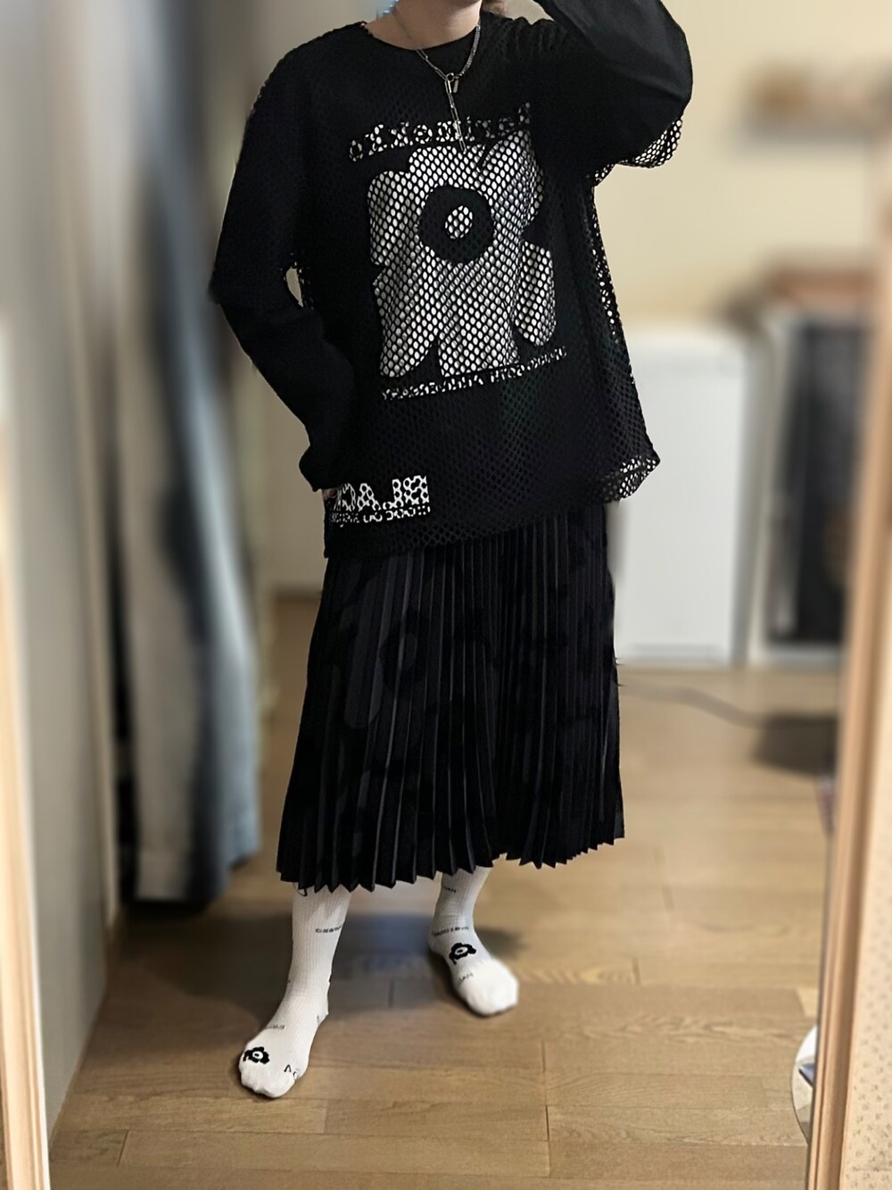 ブラック系のTシャツ/カットソー、ブラック系のTシャツ/カットソー、ブラック系のスウェットを着用したレディースの冬コーディネートの2枚目の写真