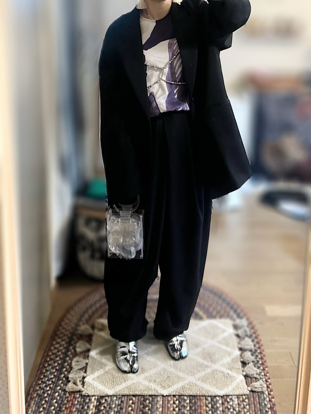 パープル系のシャツ/ブラウス、シルバー系のその他トップス、ブラック系のその他パンツを着用したレディースの秋コーディネートの3枚目の写真