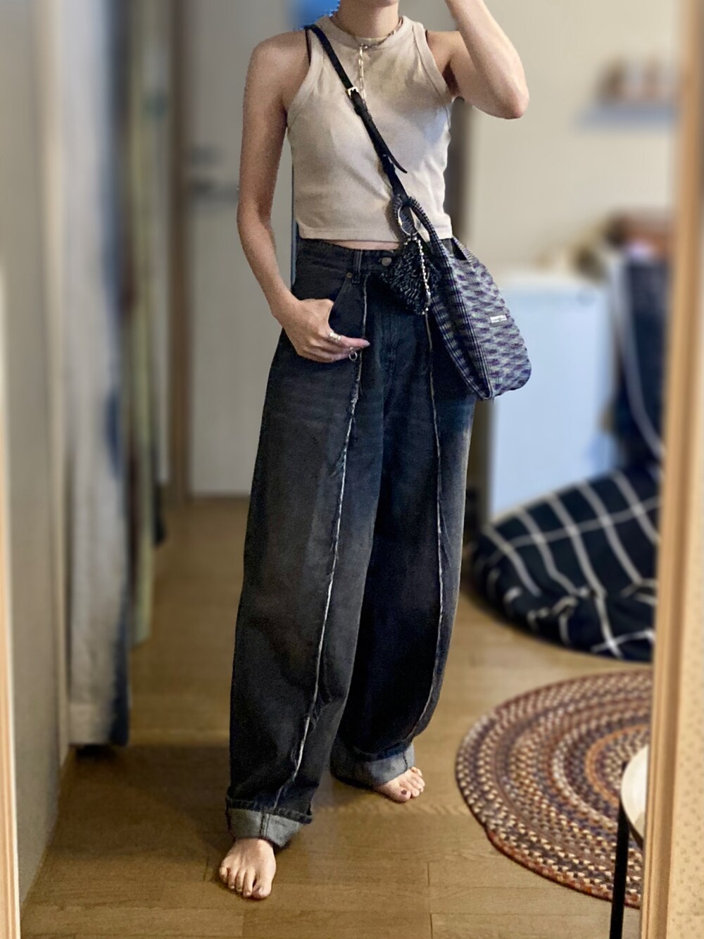 ベージュ系のタンクトップ、ブルー系のシャツ/ブラウス、ブラック系のデニムパンツを着用したレディースの夏コーディネートの2枚目の写真