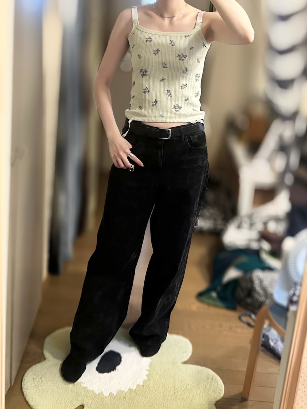 ブラック系のシャツ/ブラウス、ブラック系のデニムパンツ、ブラック系のスニーカーを着用したレディースの秋コーディネートの2枚目の写真