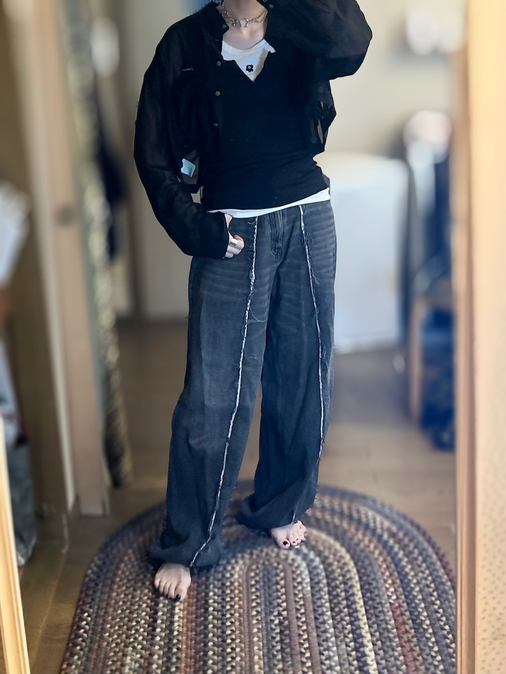 ホワイト系のTシャツ/カットソー、ブラック系のタンクトップ、ブラック系のデニムパンツを着用したレディースの夏コーディネートの2枚目の写真