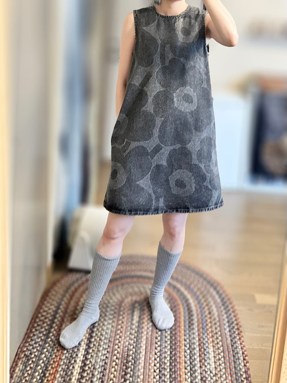 「ワンピース、ノースリーブワンピース、デニムワンピース、ブラックデニム、ストライプシャツ、ハイソックス、オーバーサイズシャツ」｜「marimekkoの【Maridenim】Somasti Unikko / dress（ワンピース、グレー系）」を使った、ゆさん（レディース・165cm）の夏コーディネートの2枚目の写真
