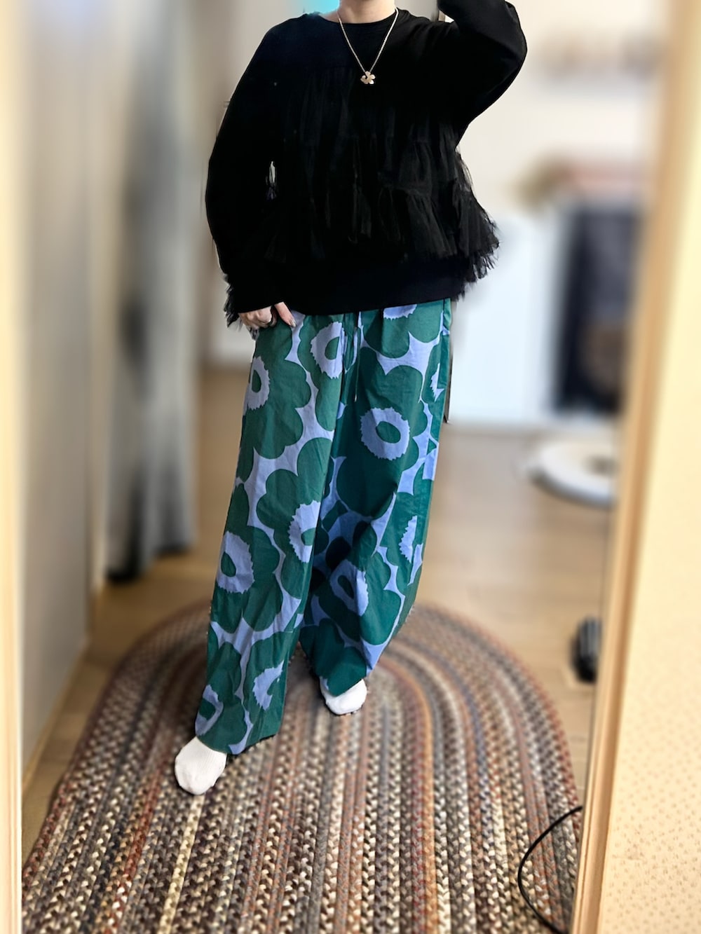 ブラック系のスウェット、ブルー系のデニムジャケット、グリーン系のその他パンツを着用したレディースの春コーディネートの2枚目の写真