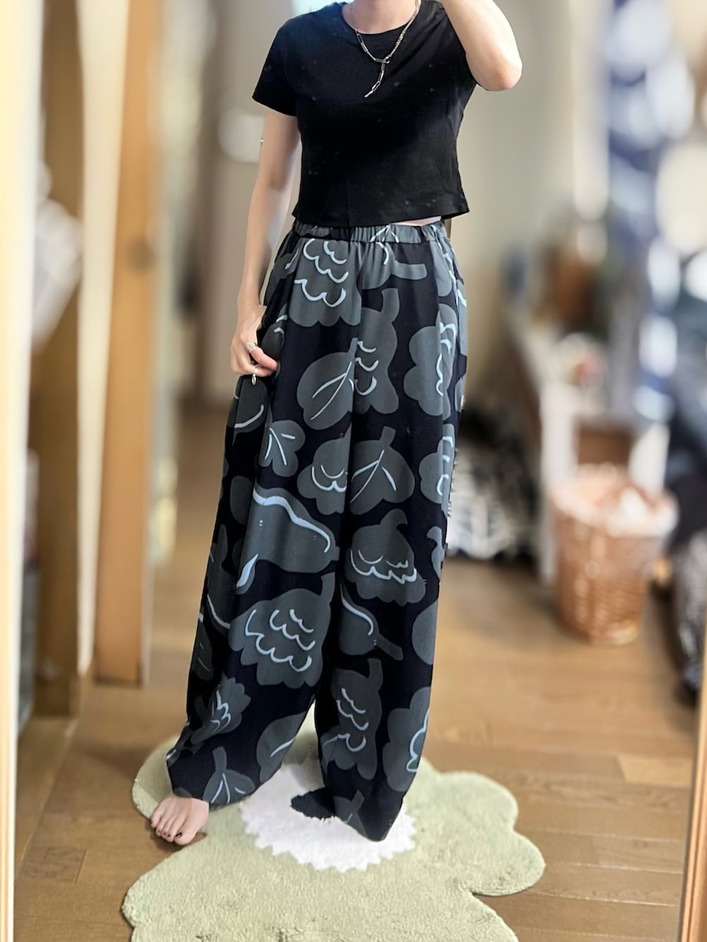ブラック系のTシャツ/カットソー、パープル系のシャツ/ブラウス、ブラック系のその他パンツを着用したレディースの夏コーディネートの2枚目の写真