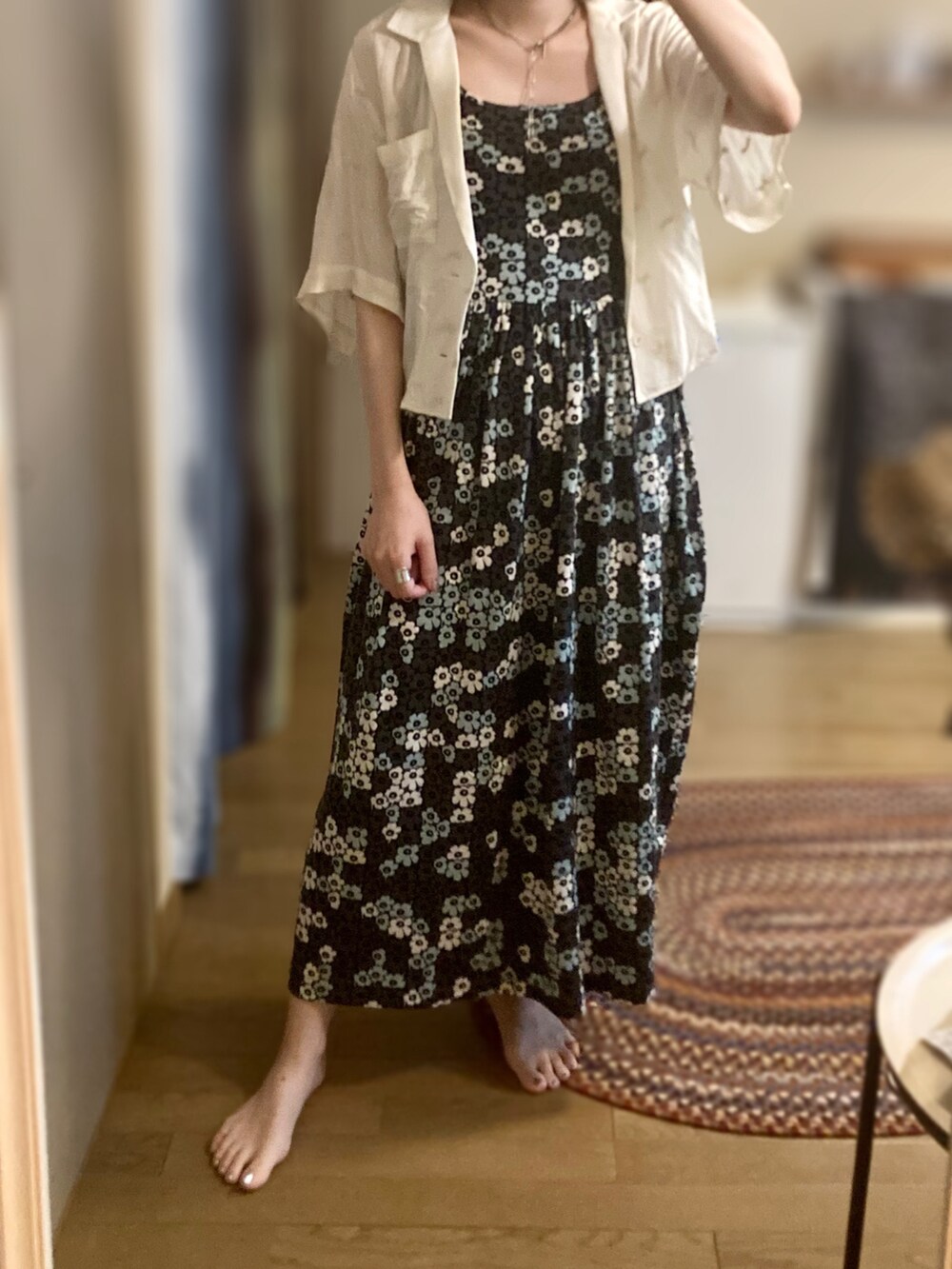 ホワイト系のシャツ/ブラウス、グレー系のワンピース、シルバー系のネックレスを着用したレディースの夏コーディネートの2枚目の写真