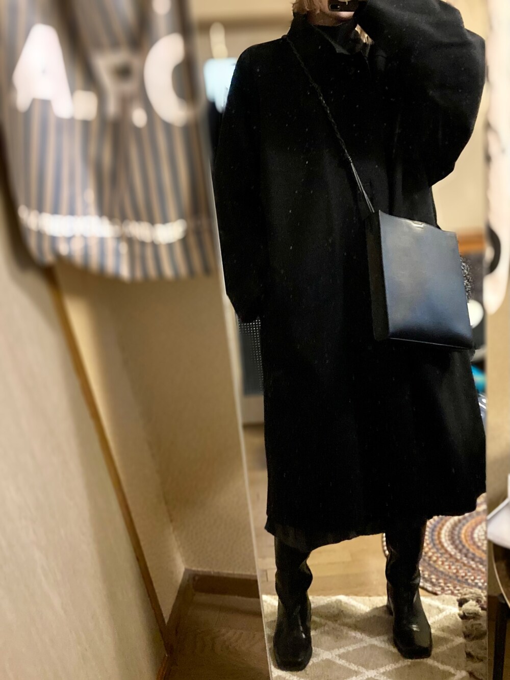 ブラック系のTシャツ/カットソー、ブラック系のドレス、ブラック系のブーツを着用したレディースの冬コーディネートの3枚目の写真