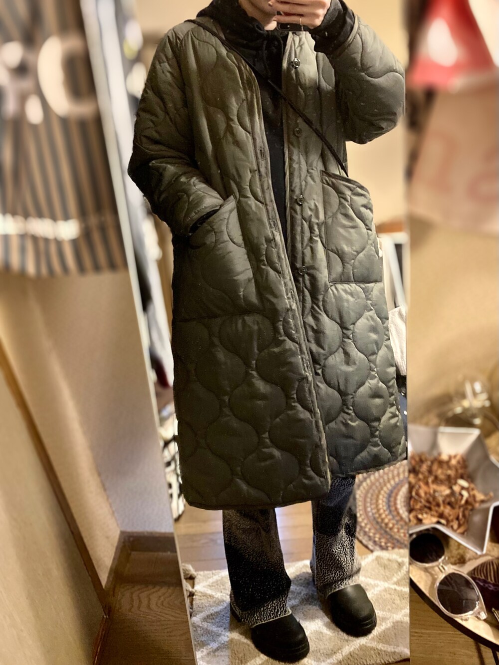 ブラック系のパーカー、ブラック系のその他パンツ、ブラック系のブーツを着用したレディースの冬コーディネートの2枚目の写真