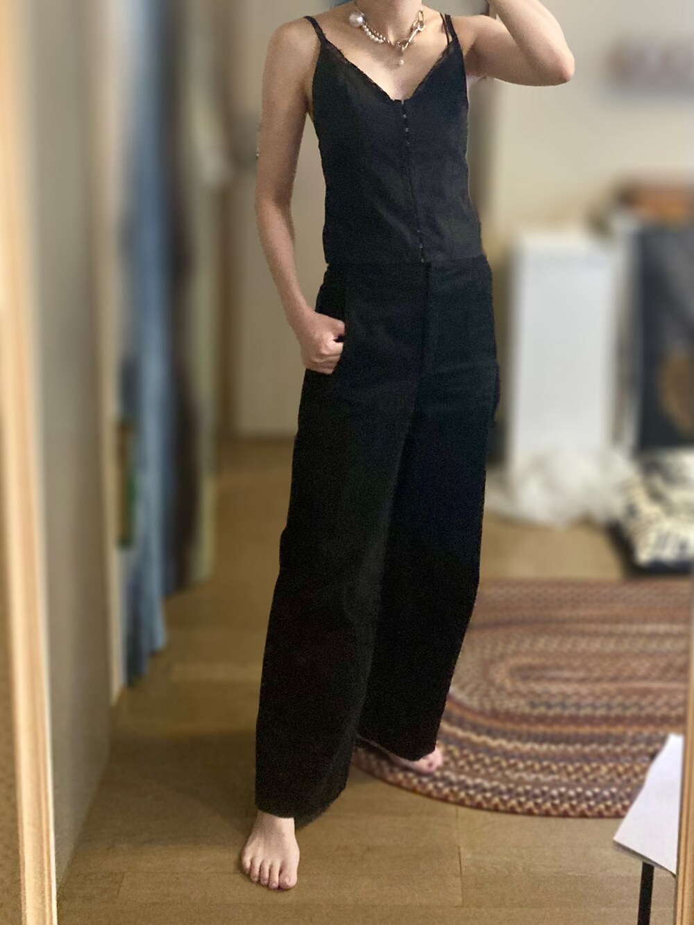 ブラック系のキャミソール、ホワイト系のシャツ/ブラウス、ブラック系のその他パンツを着用したレディースの夏コーディネートの2枚目の写真