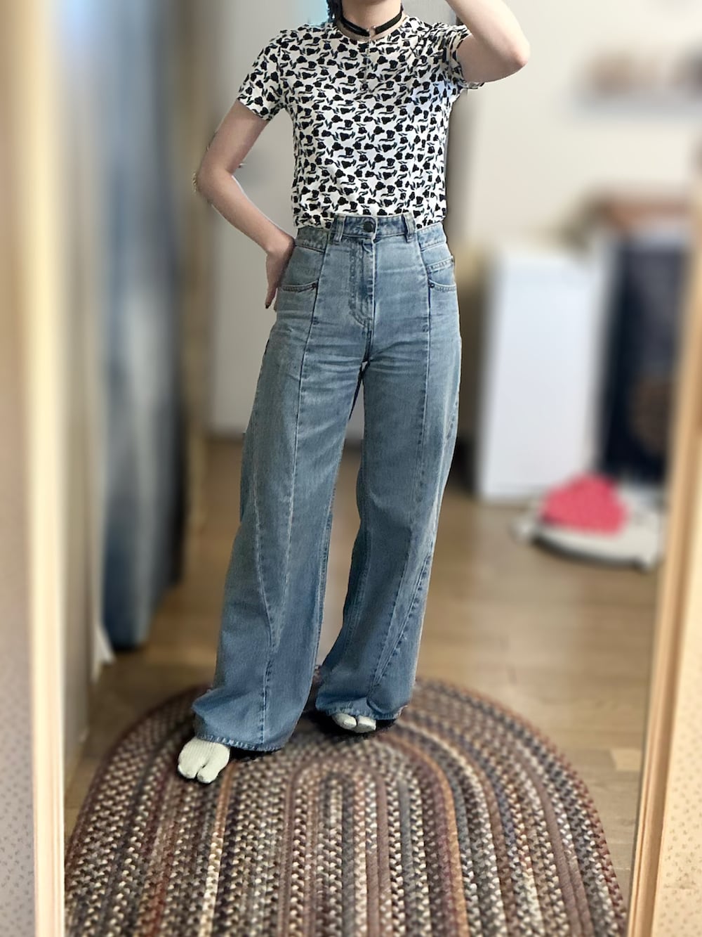 ホワイト系のTシャツ/カットソー、ブルー系のデニムパンツ、ブラック系のパーカーを着用したレディースの春コーディネートの2枚目の写真