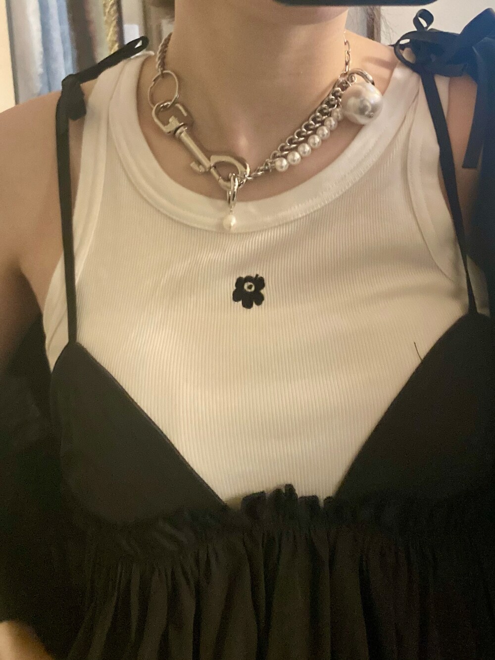 ホワイト系のTシャツ/カットソー、ブラック系のワンピース、ブラウン系のその他パンツを着用したレディースの夏コーディネートの2枚目の写真