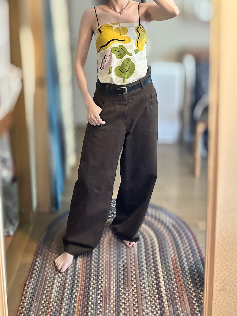 イエロー系のシャツ/ブラウス、ブラウン系のその他パンツ、ブラック系のスニーカーを着用したレディースの夏コーディネートの2枚目の写真