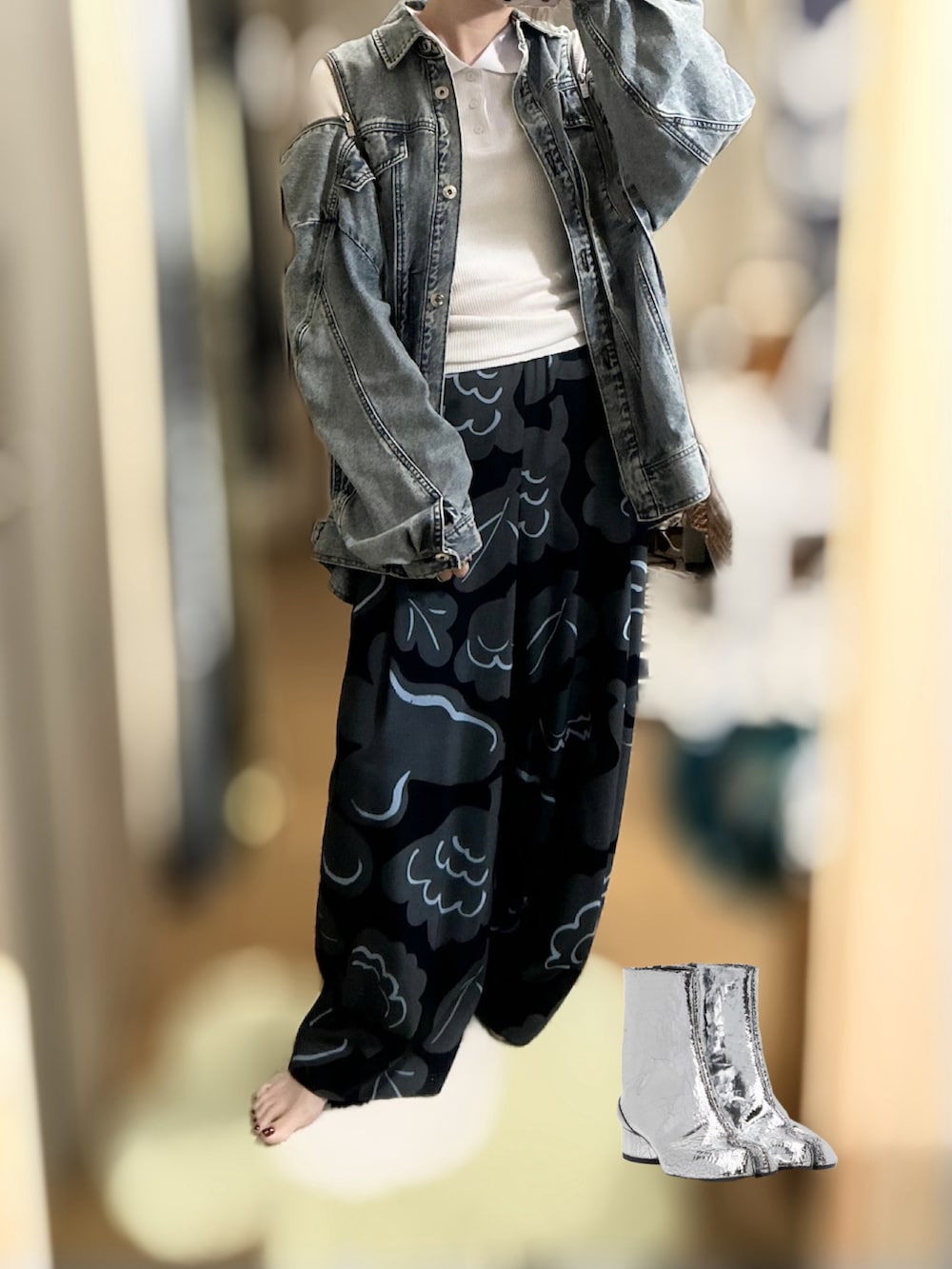 ホワイト系のTシャツ/カットソー、ブラック系のその他パンツ、シルバー系のブーツを着用したレディースの秋コーディネートの2枚目の写真
