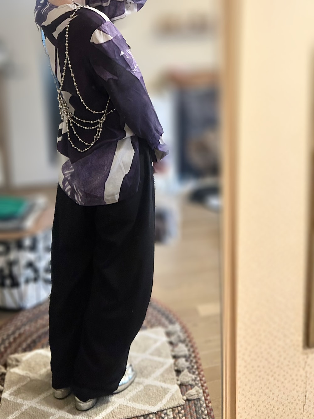 パープル系のシャツ/ブラウス、シルバー系のその他トップス、ブラック系のその他パンツを着用したレディースの秋コーディネートの2枚目の写真