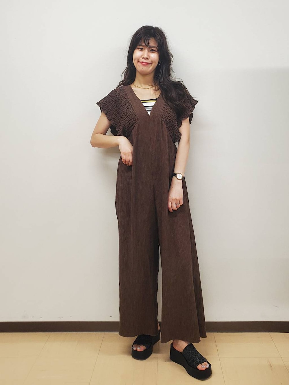 「きれいめ、フェミニン、着痩せ・細見え、高身長、大人女子カジュアル_LOWRYS FARM、骨格ウェーブ、ヘルシー、ガーリー、デート/ロマンティック」｜「LOWRYS FARMのカンドウフィットニットサンダル 283661（サンダル、ブラック系）」を使った、あやかさん（レディース・163cm）の夏コーディネートの2枚目の写真