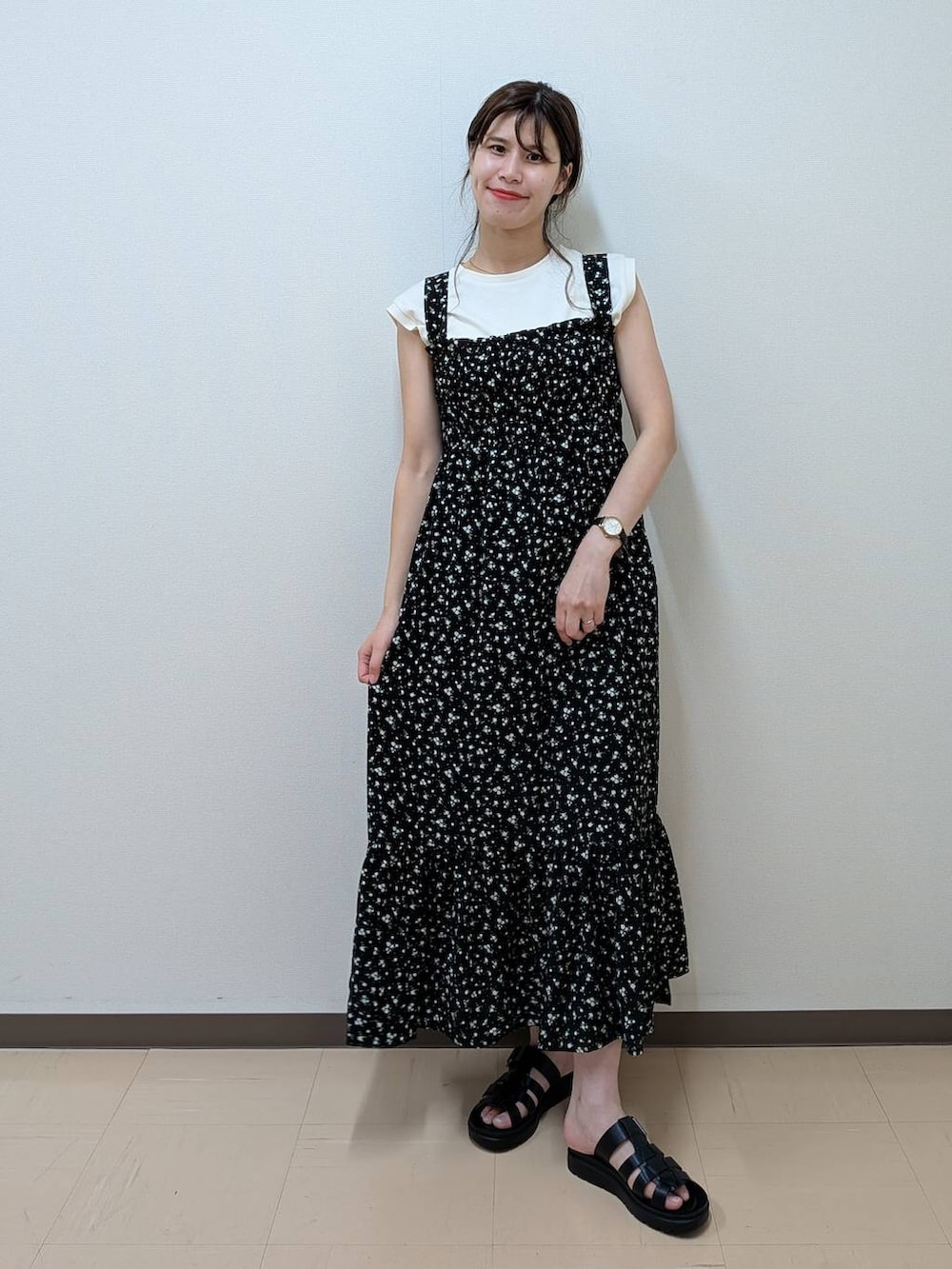 「着痩せ・細見え、きれいめ、フェミニン、デート/ロマンティック、大人女子カジュアル_LOWRYS FARM、骨格ウェーブ、高身長、ヘルシー、ガーリー、ワンピース、ノースリーブ」|「LOWRYS FARMのカンドウフィットグルカ 283656(サンダル、ブラック系)」を使った、あやかさん(レディース・163cm)の夏コーディネートの2枚目の写真