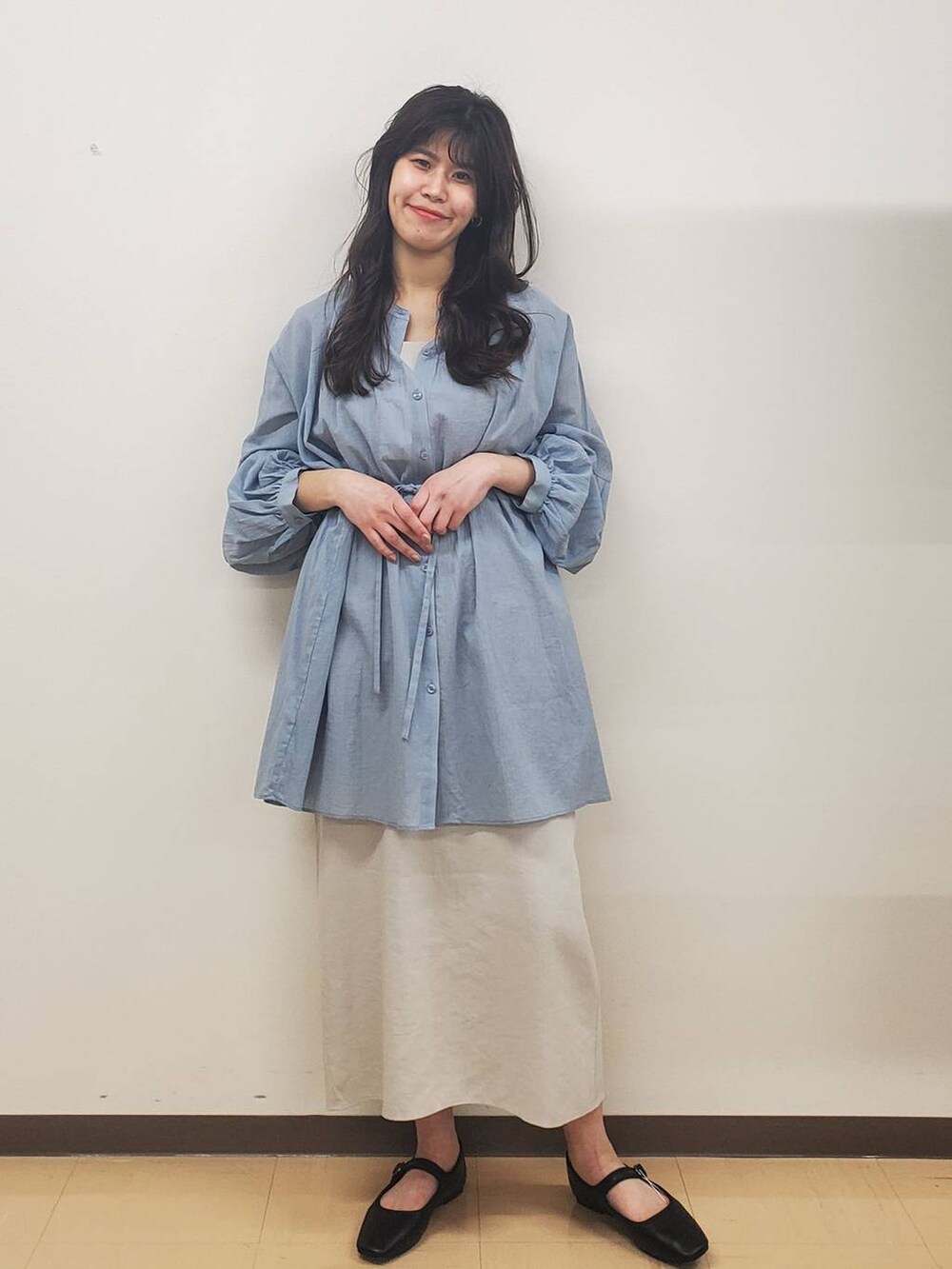 「着痩せ・細見え、きれいめ、フェミニン、デート/ロマンティック、大人女子カジュアル_LOWRYS FARM、骨格ウェーブ、高身長、ヘルシー、ガーリー、キャミワンピース、ブラウス」|「LOWRYS FARMのスクエアキャミワンピース 272107(ワンピース、ホワイト系)」を使った、あやかさん(レディース・163cm)の春コーディネートの2枚目の写真