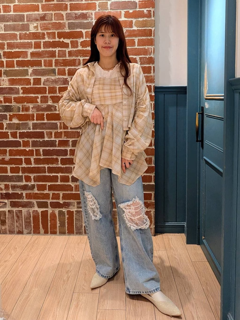 ベージュ系のTシャツ/カットソー、ブルー系のデニムパンツ、ホワイト系のパンプスを着用したレディースの春コーディネートの2枚目の写真