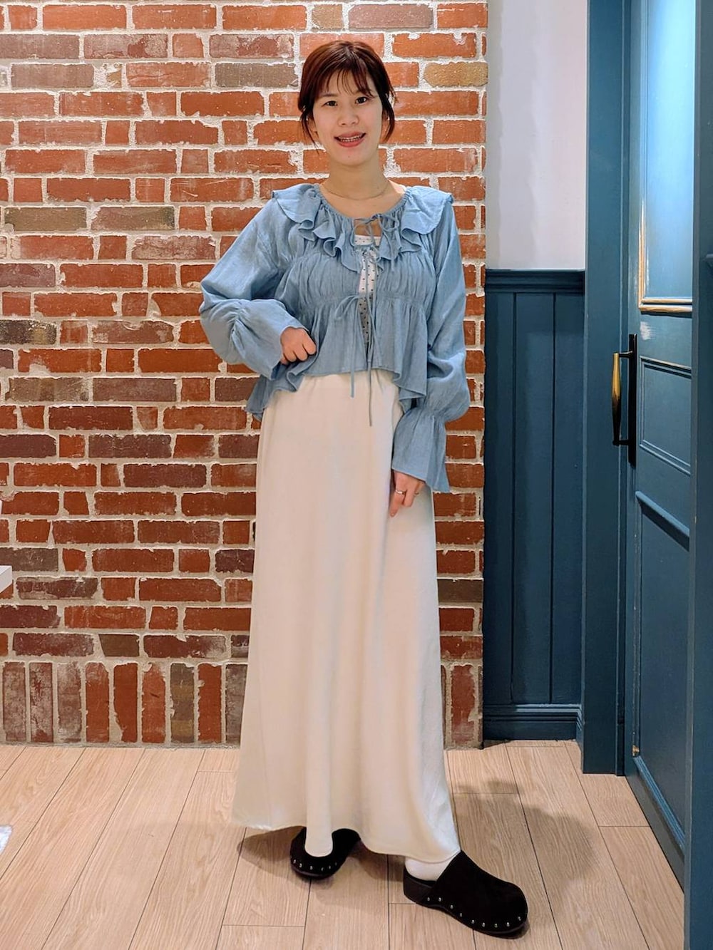 ホワイト系のTシャツ/カットソー、ホワイト系のスカート、ブルー系のシャツ/ブラウスを着用したレディースの春コーディネートの2枚目の写真