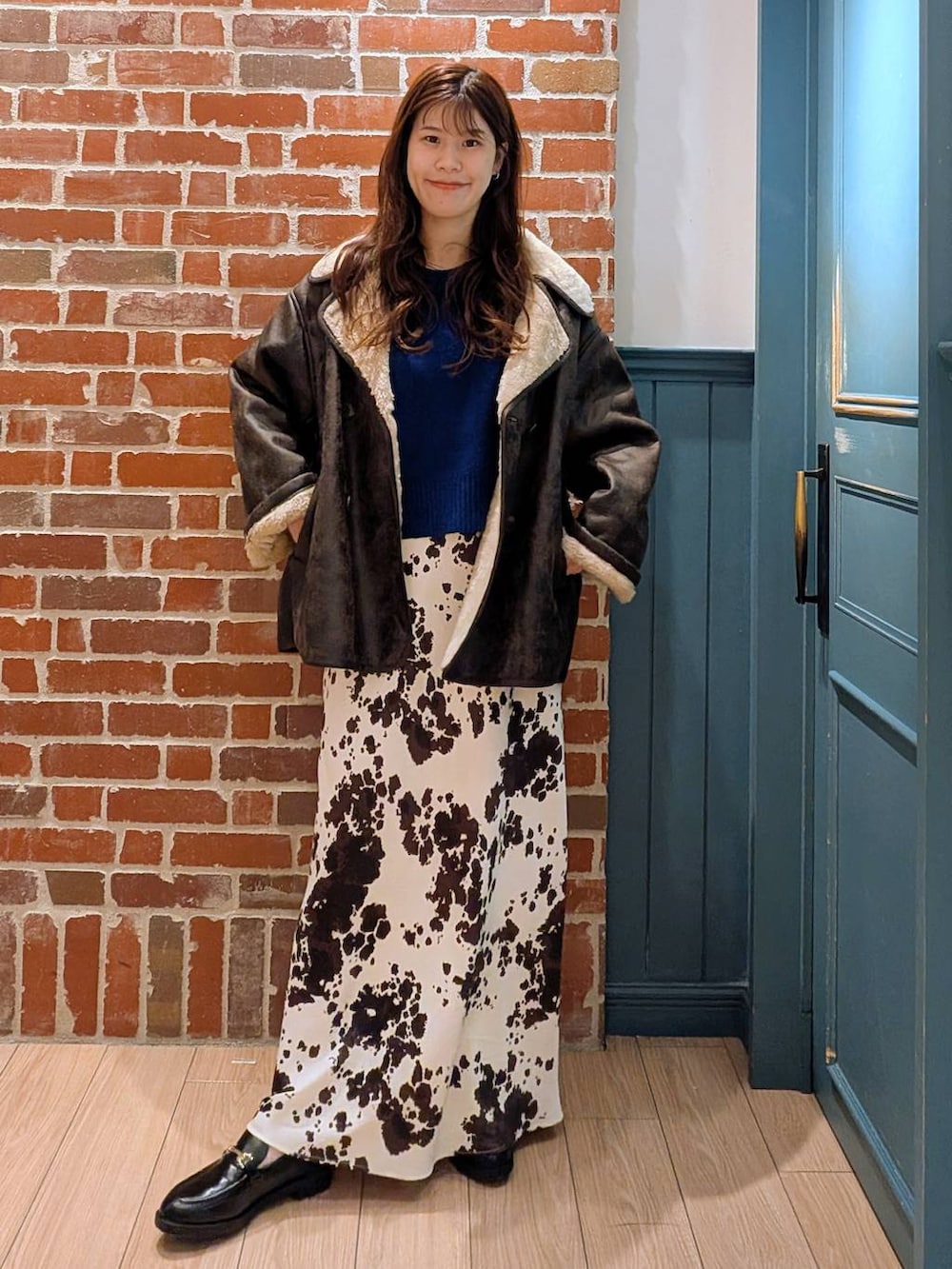 その他のスカート、ブラウン系のムートンコート、ブラック系のローファーを着用したレディースの秋コーディネートの2枚目の写真