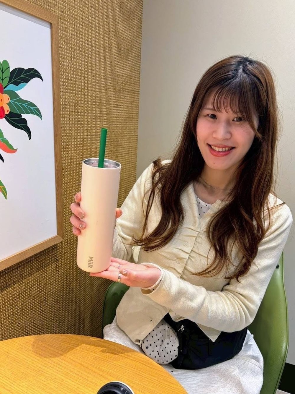 グレー系のスウェットパンツ、ホワイト系のTシャツ/カットソー、ホワイト系のカーディガン/ボレロを着用したレディースの春コーディネートの3枚目の写真