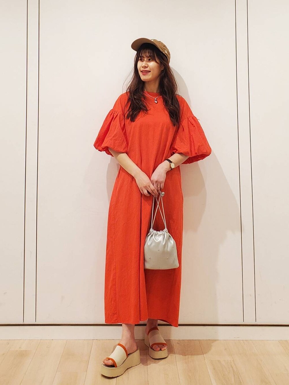 「フェミニン、デート/ロマンティック、ワンピース、大人女子カジュアル_LOWRYS FARM、骨格ウェーブ、高身長、ヘルシー、ガーリー、着痩せ・細見え、きれいめ」｜「LOWRYS FARMのソデバルーンリボンワンピース103837（ワンピース、オレンジ系）」を使った、あやかさん（レディース・163cm）の春コーディネートの2枚目の写真