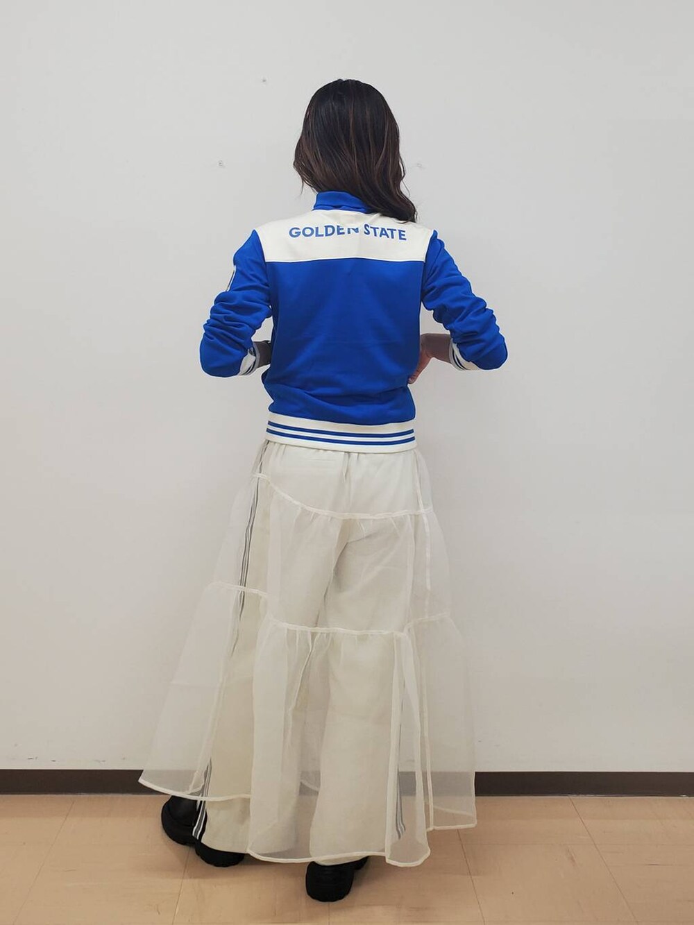 ホワイト系のその他パンツ、ブラック系のその他シューズ、ブルー系のその他トップスを着用したレディースの夏コーディネートの3枚目の写真