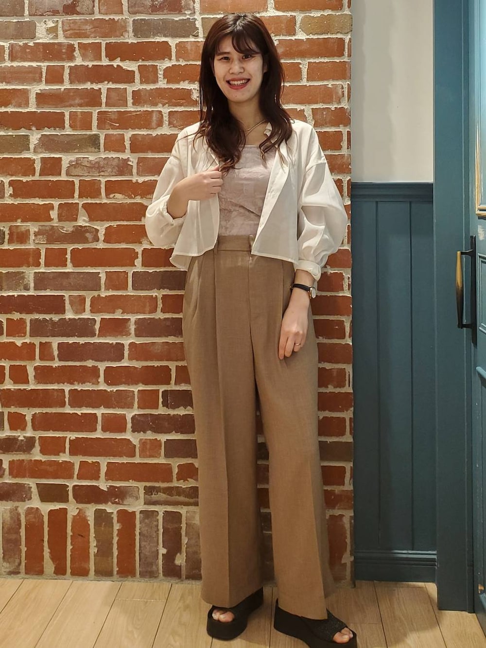 「着痩せ・細見え、きれいめ、フェミニン、デート/ロマンティック、大人女子カジュアル_LOWRYS FARM、骨格ウェーブ、高身長、ヘルシー、ガーリー」｜「LOWRYS FARMのシアーシャツＬＳ＊　 231459（シャツ/ブラウス、ホワイト系）」を使った、あやかさん（レディース・163cm）の夏コーディネートの2枚目の写真