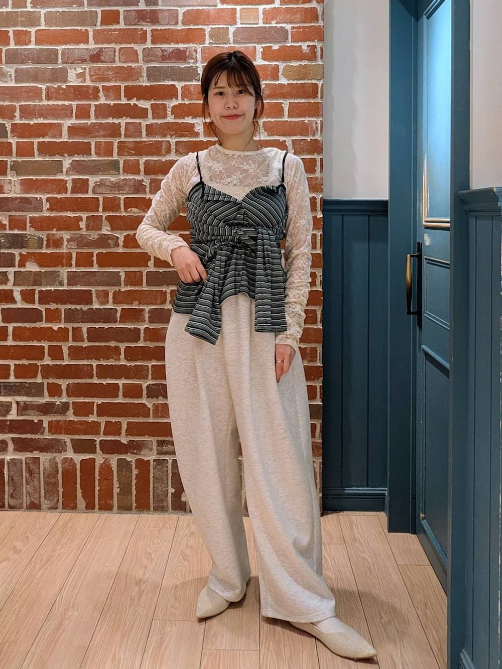 グレー系のスウェットパンツ、グレー系のスウェットパンツ、ホワイト系のパンプスを着用したレディースの春コーディネートの2枚目の写真