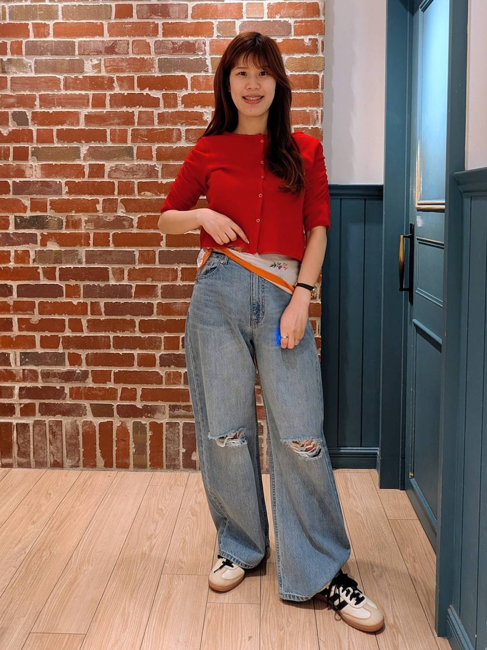 ブルー系のデニムパンツ、レッド系のTシャツ/カットソー、ホワイト系のバンダナ/スカーフを着用したレディースの春コーディネートの2枚目の写真