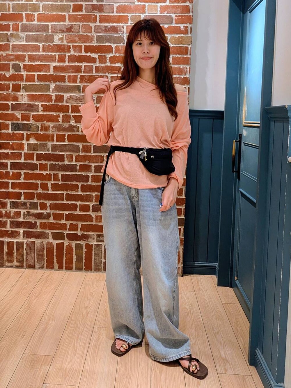 ピンク系のTシャツ/カットソー、ブルー系のデニムパンツ、ブラック系のボディバッグ/ウエストポーチを着用したレディースの夏コーディネートの2枚目の写真