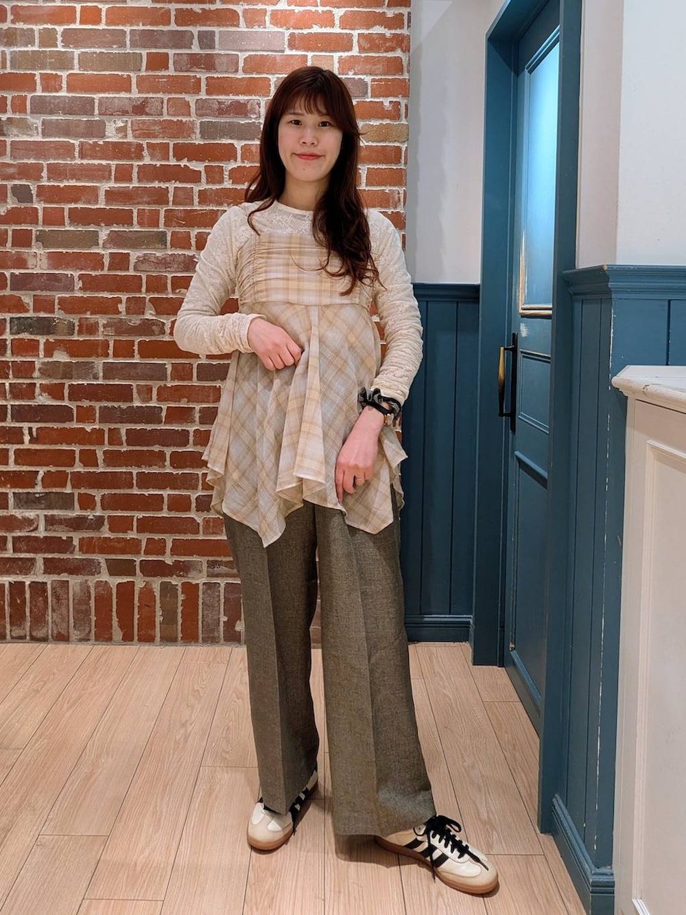 ブラウン系のデニムパンツ、ベージュ系のその他トップス、ホワイト系のTシャツ/カットソーを着用したレディースの春コーディネートの2枚目の写真