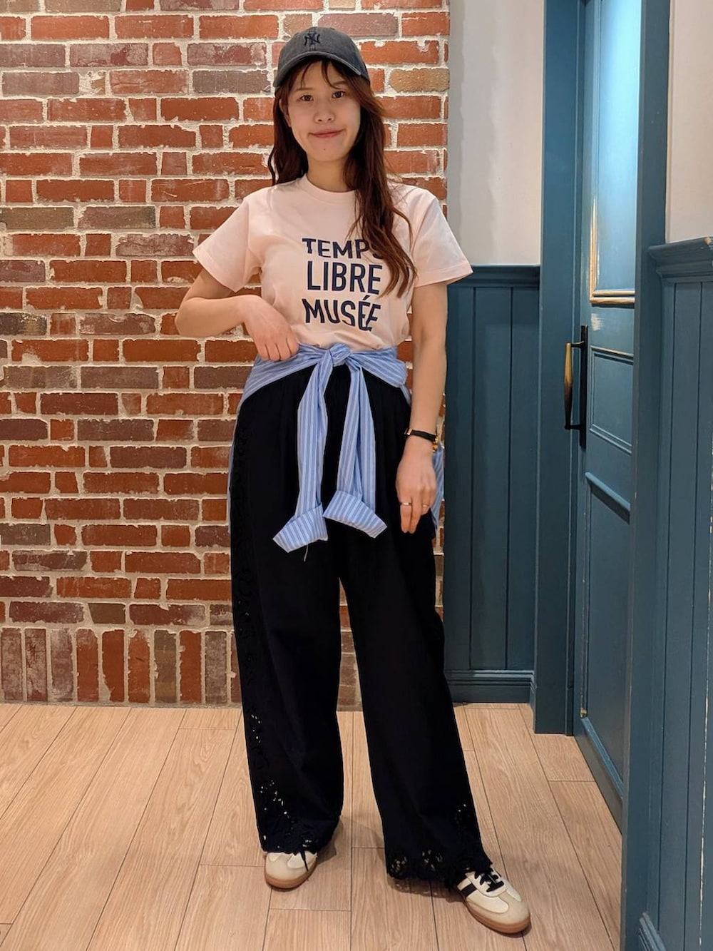 ピンク系のTシャツ/カットソー、ブラック系のその他パンツ、ブルー系のベルトを着用したレディースの春コーディネートの2枚目の写真