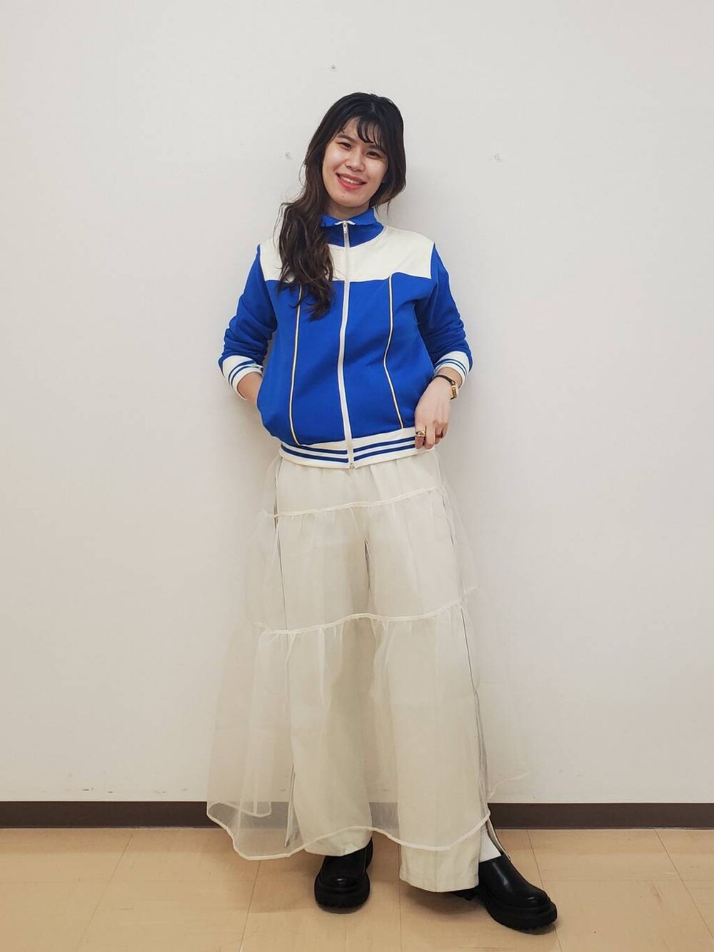ホワイト系のその他パンツ、ブラック系のその他シューズ、ブルー系のその他トップスを着用したレディースの夏コーディネートの2枚目の写真