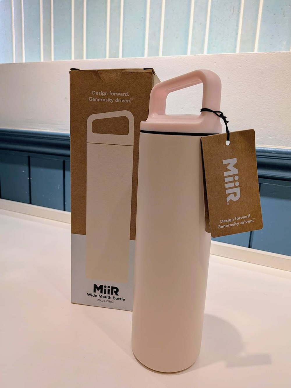 グレー系のスウェットパンツ、ホワイト系のTシャツ/カットソー、ホワイト系のカーディガン/ボレロを着用したレディースの春コーディネートの2枚目の写真