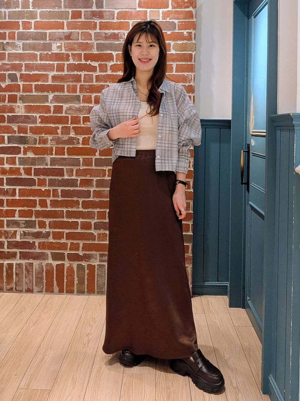 ブラウン系のスカート、その他のシャツ/ブラウス、ブラック系のローファーを着用したレディースの春コーディネートの2枚目の写真