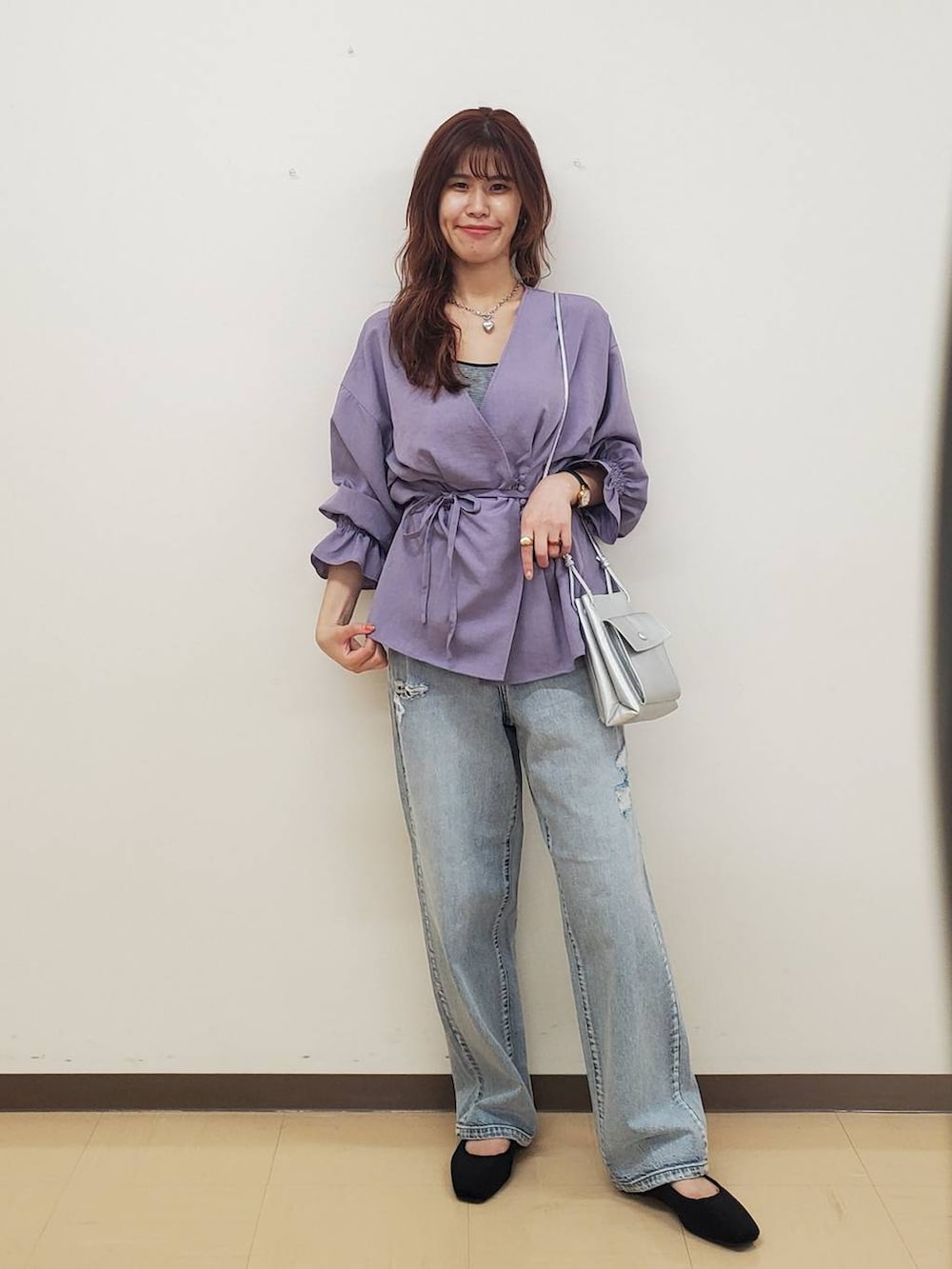 シルバー系のショルダーバッグ、その他のキャミソール、ブルー系のデニムパンツを着用したレディースの夏コーディネートの2枚目の写真