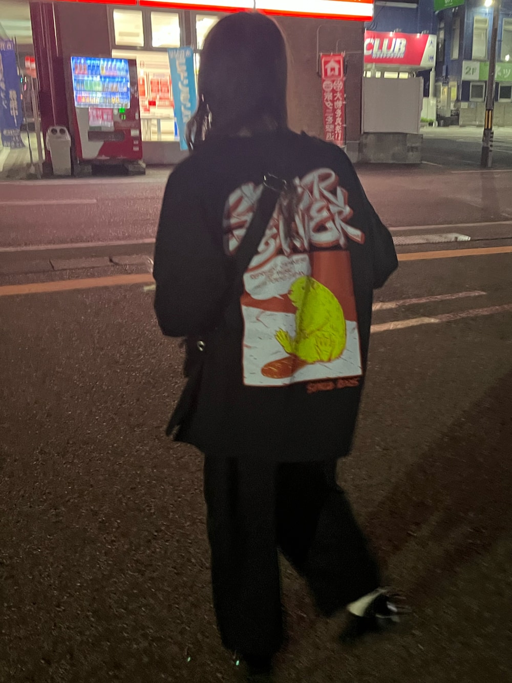 ブラック系のドレスシューズ、ブラック系のTシャツ/カットソーを着用したレディースの春コーディネートの2枚目の写真