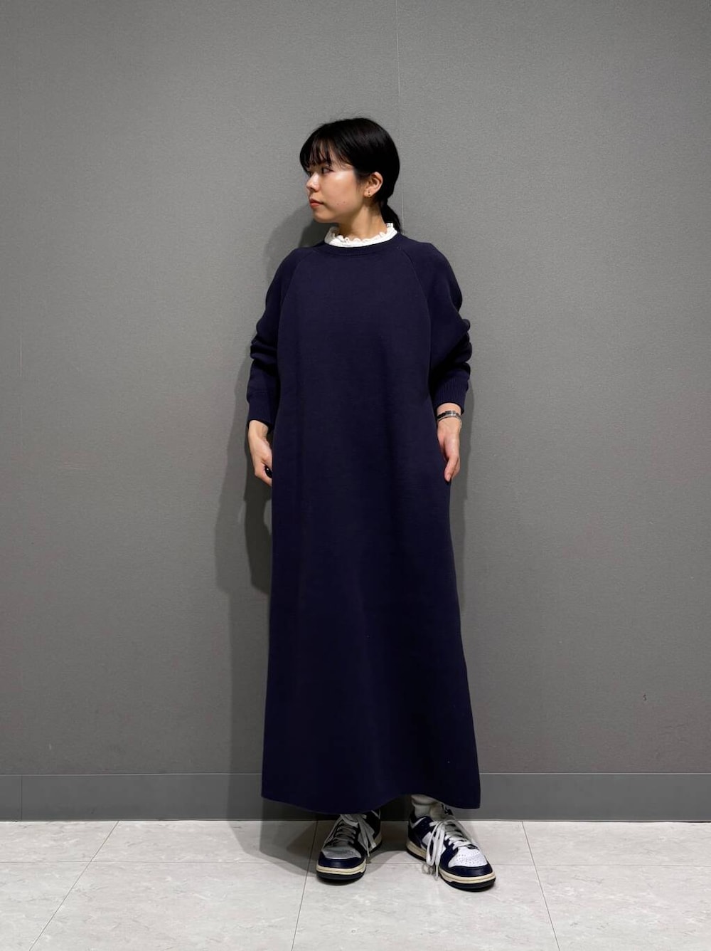 ベージュ系のダウンジャケット/コート、ホワイト系のシャツ/ブラウス、ブルー系のワンピースを着用したレディースの冬コーディネートの5枚目の写真