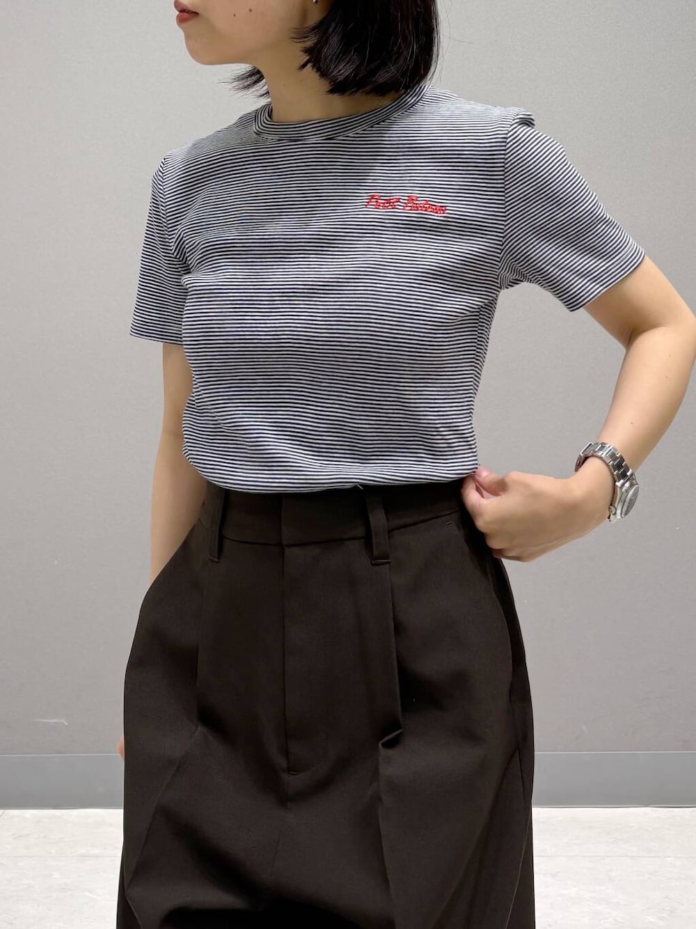 ブルー系のTシャツ/カットソーを着用したレディースの夏コーディネートの5枚目の写真