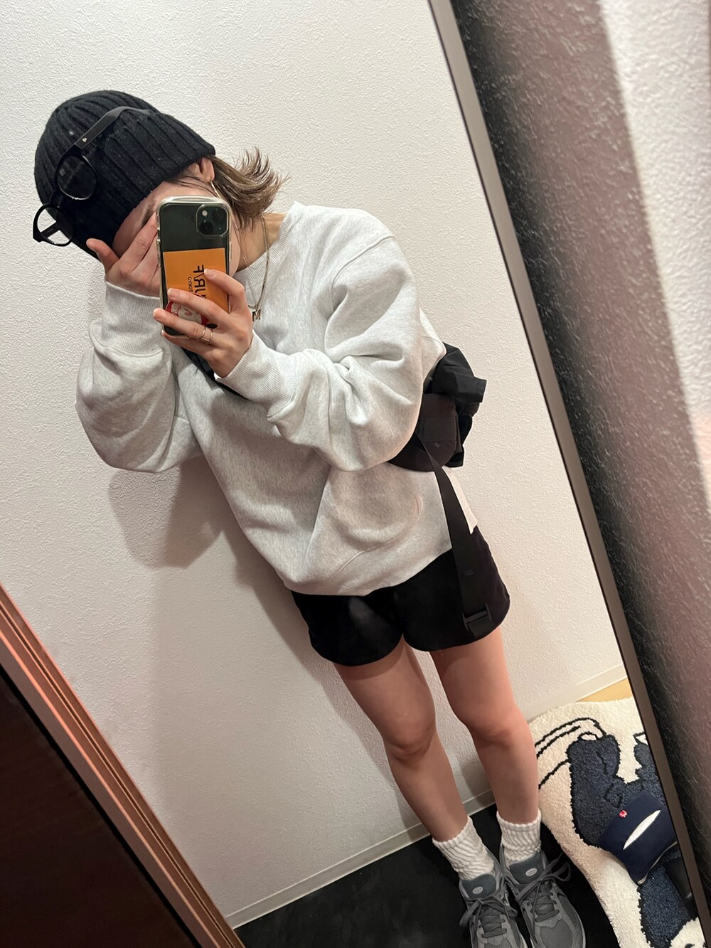 ホワイト系のスウェット、ブラック系のスウェットパンツを着用したレディースの春コーディネートの2枚目の写真