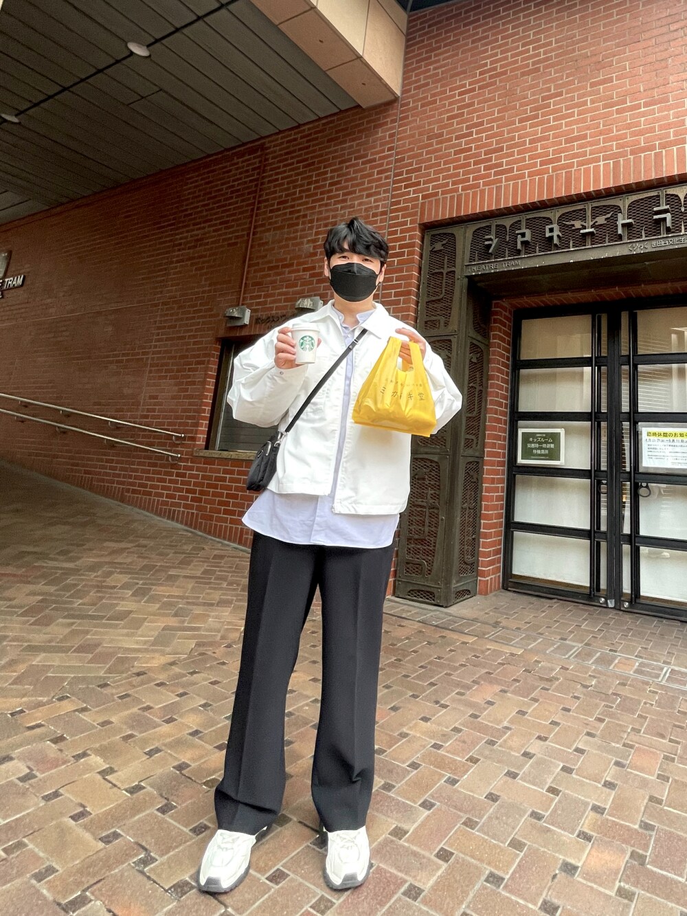 ブラック系のバッグ、ホワイト系のブルゾン、ブルー系のシャツ/ブラウスを着用したメンズの冬コーディネートの2枚目の写真