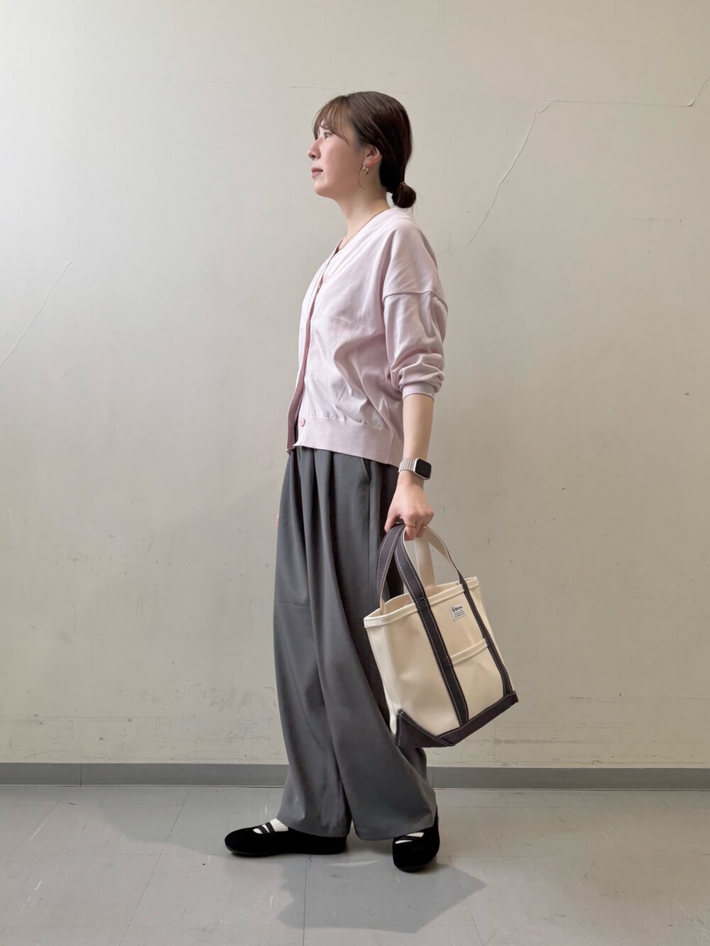 ホワイト系のタンクトップ、ベージュ系のその他パンツ、ホワイト系のトートバッグを着用したレディースの春コーディネートの3枚目の写真
