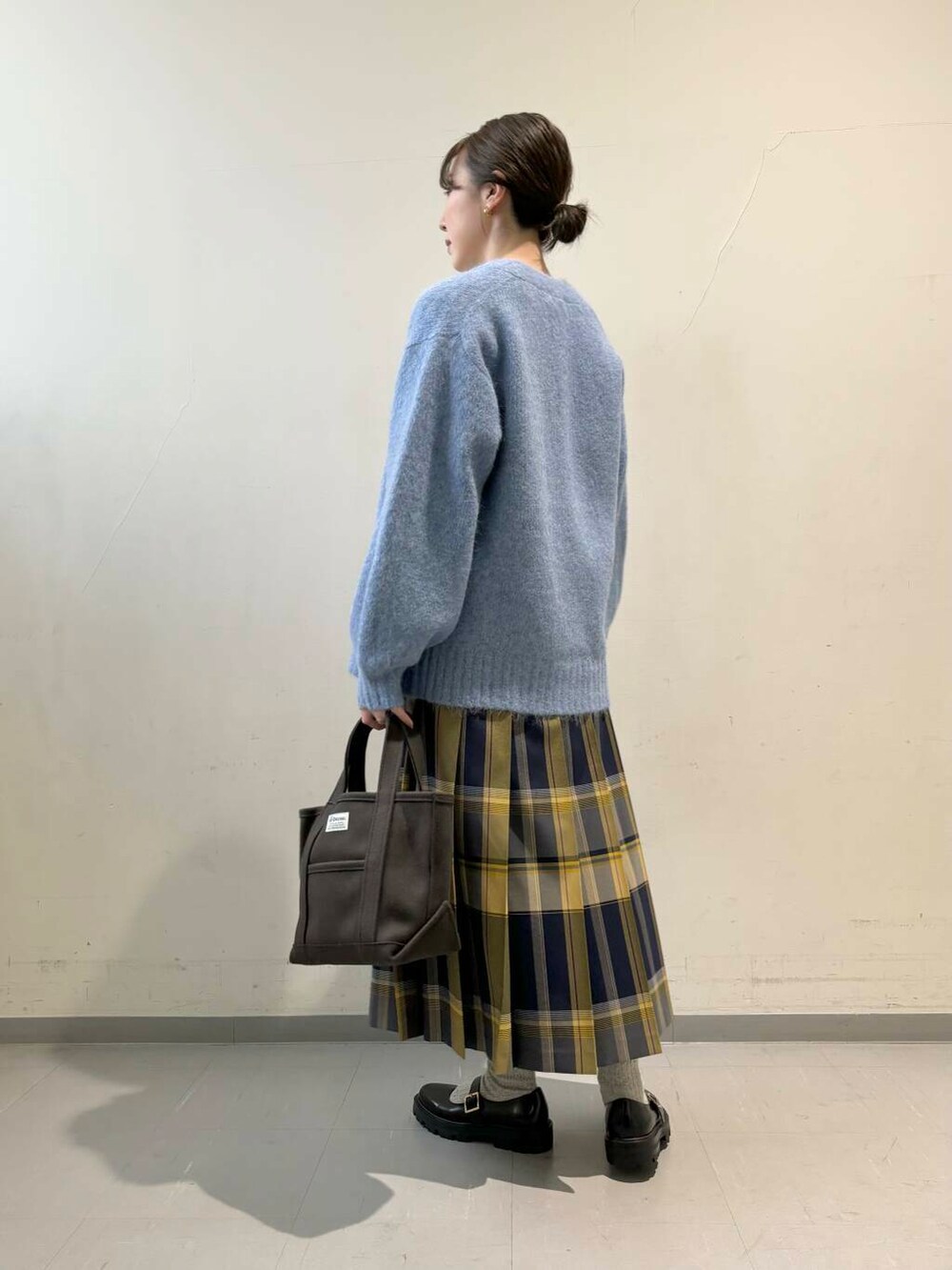 ブルー系のカーディガン/ボレロ、ホワイト系のスウェット、ブルー系のスカートを着用したレディースの秋コーディネートの3枚目の写真
