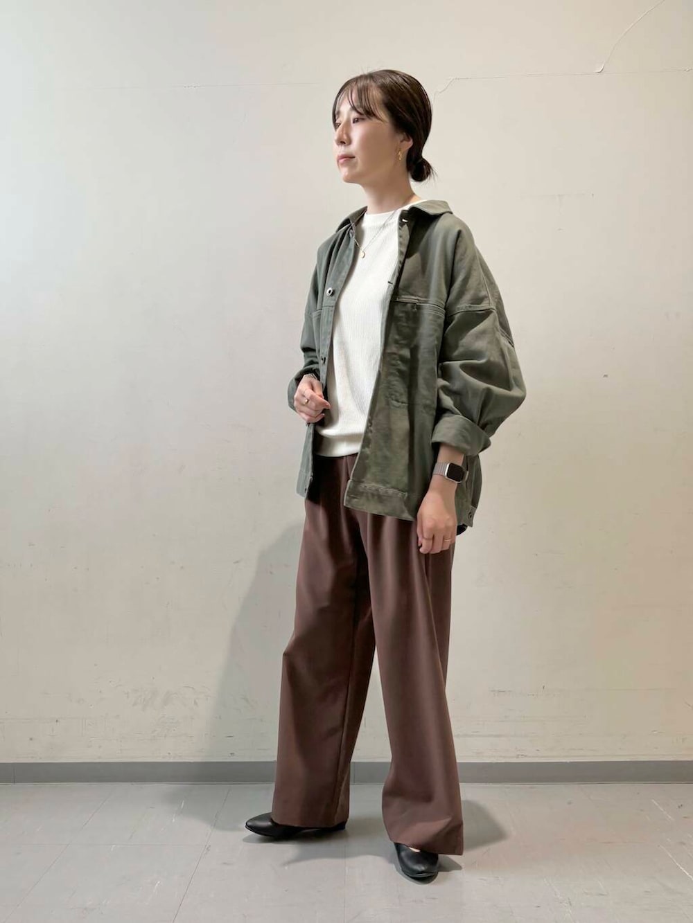 ブラック系のパンプス、ベージュ系のTシャツ/カットソー、ブラウン系のその他パンツを着用したレディースの秋コーディネートの2枚目の写真