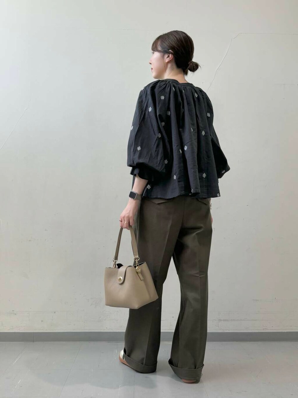 ホワイト系のタンクトップ、グリーン系のその他パンツ、グレー系のシャツ/ブラウスを着用したレディースの秋コーディネートの5枚目の写真