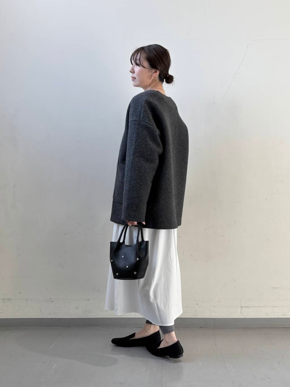 ブラック系のローファー、グレー系のその他パンツ、グレー系のその他アウターを着用したレディースの冬コーディネートの9枚目の写真