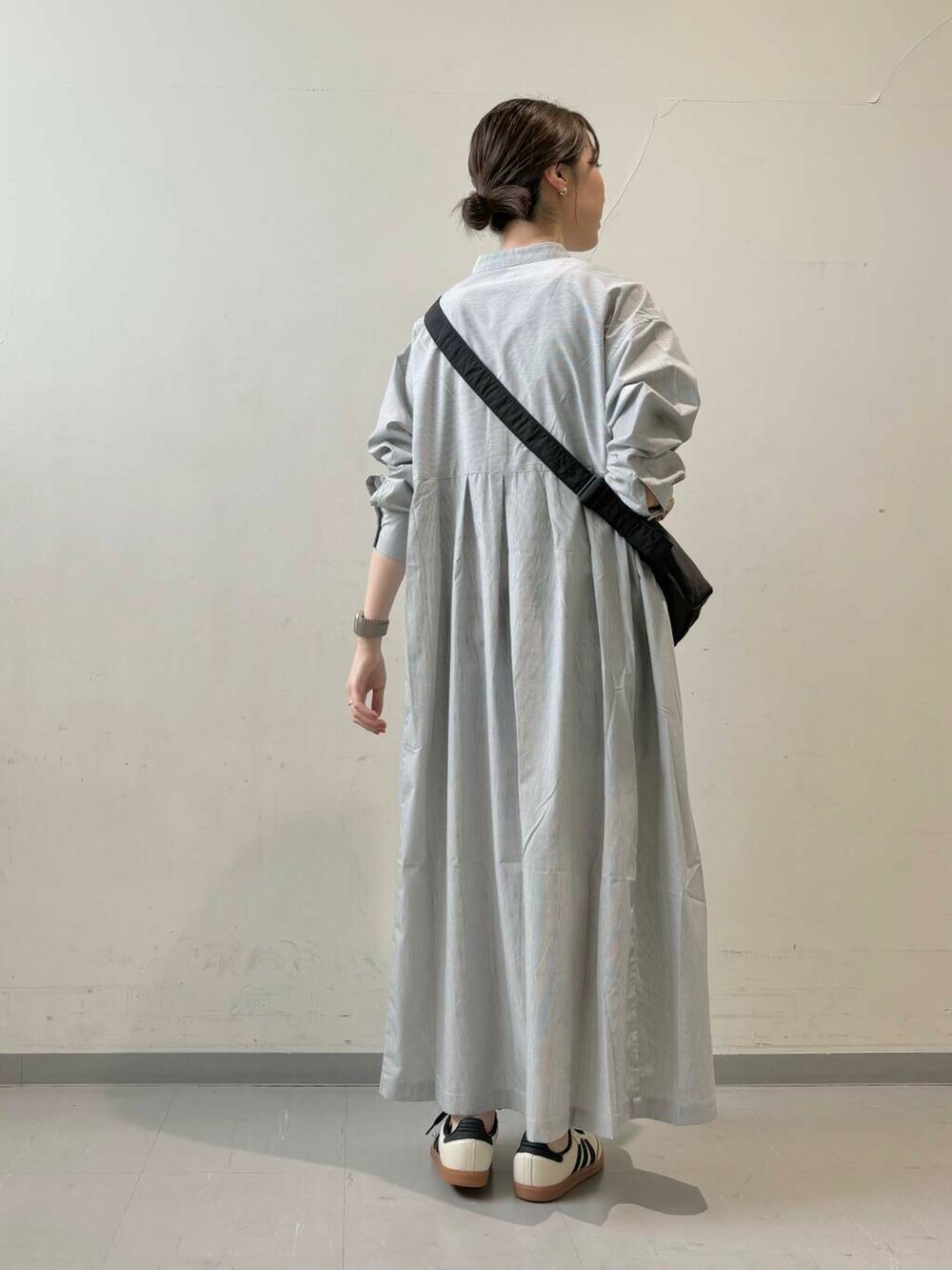 ホワイト系のタンクトップ、ブラック系のショルダーバッグ、ブラック系のワンピースを着用したレディースの秋コーディネートの4枚目の写真