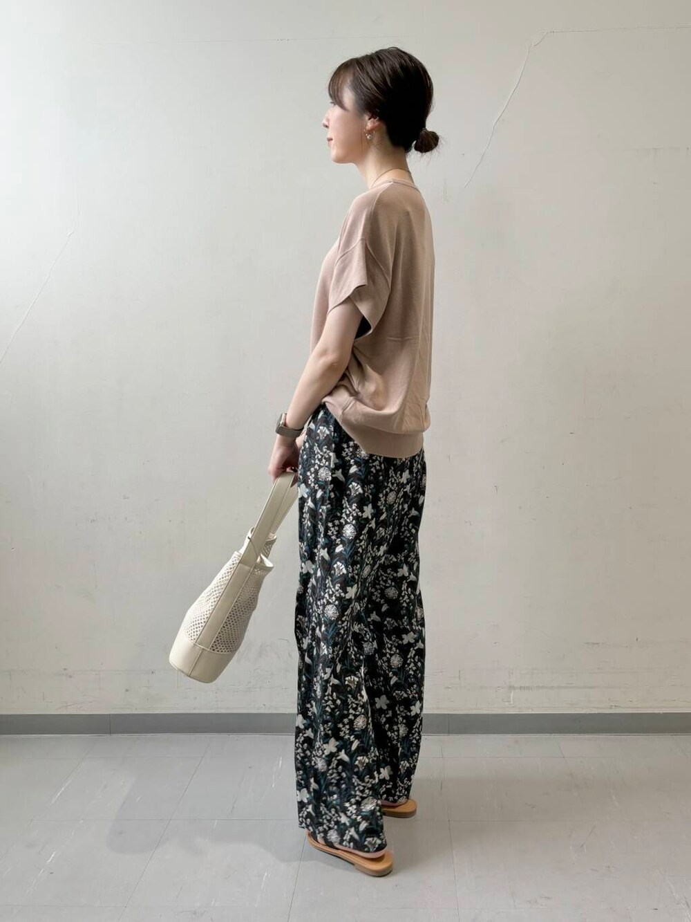 ホワイト系のショルダーバッグ、ブラック系のサンダル、ブルー系のその他パンツを着用したレディースの夏コーディネートの4枚目の写真